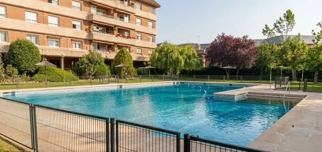Schwimmbecken von Wohnung zur Miete in Majadahonda mit Klimaanlage, Heizung und Privatgarten