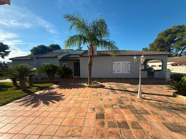 Chalet con piscina en venta en La Cañada