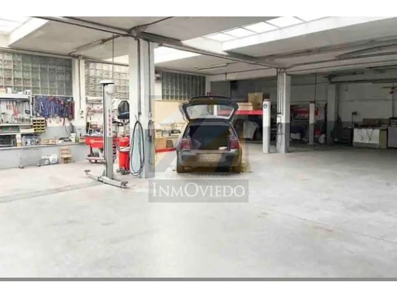 Parkplatz von Fabrikhallen zum Verkauf in Oviedo 