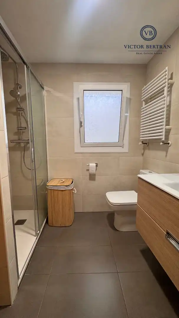 Badezimmer von Dachboden zum Verkauf in Premià de Mar mit Klimaanlage, Ofen und Balkon