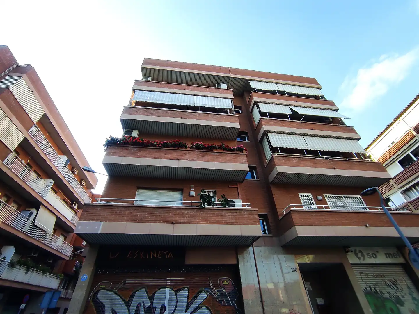 Vista exterior de Local en venta en L'Hospitalet de Llobregat