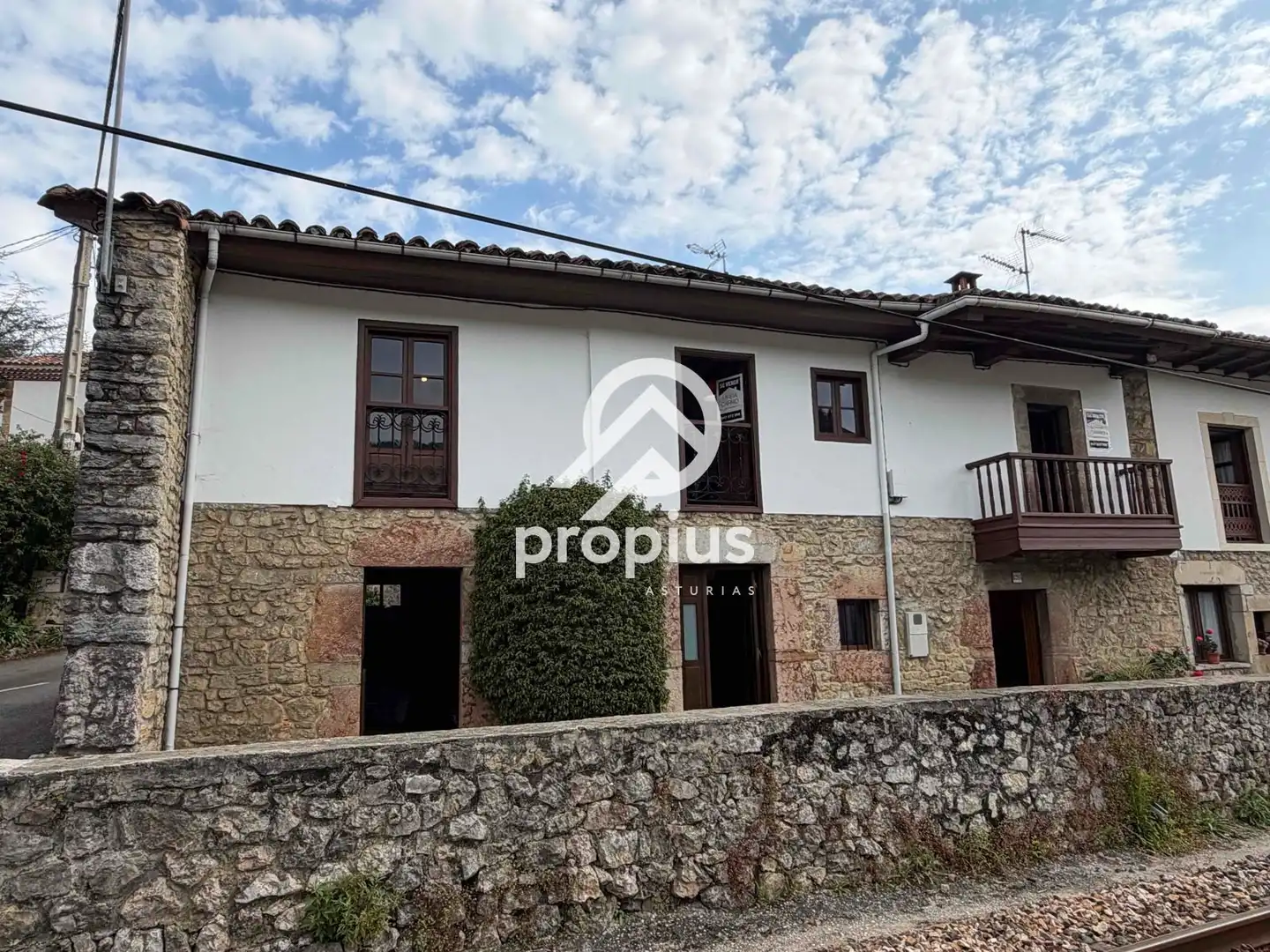 Vista exterior de Casa o xalet en venda en Llanes amb Calefacció, Terrassa i Traster
