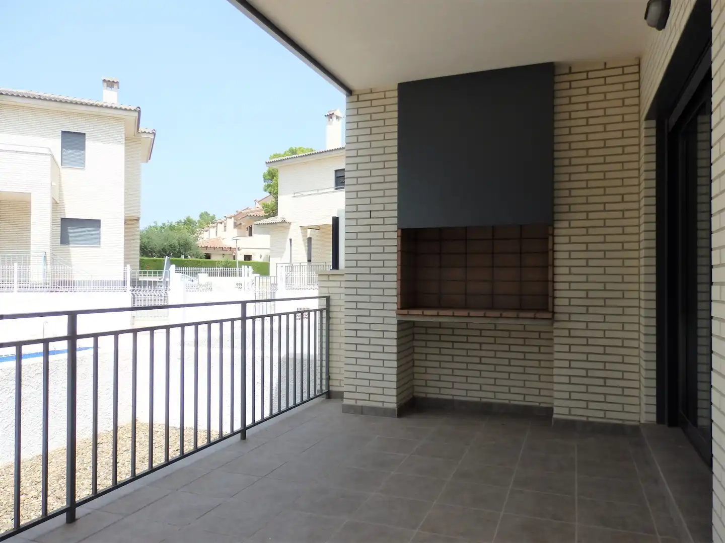 Terrasse von Einfamilien-Reihenhaus zum Verkauf in Mont-roig del Camp mit Klimaanlage, Privatgarten und Terrasse