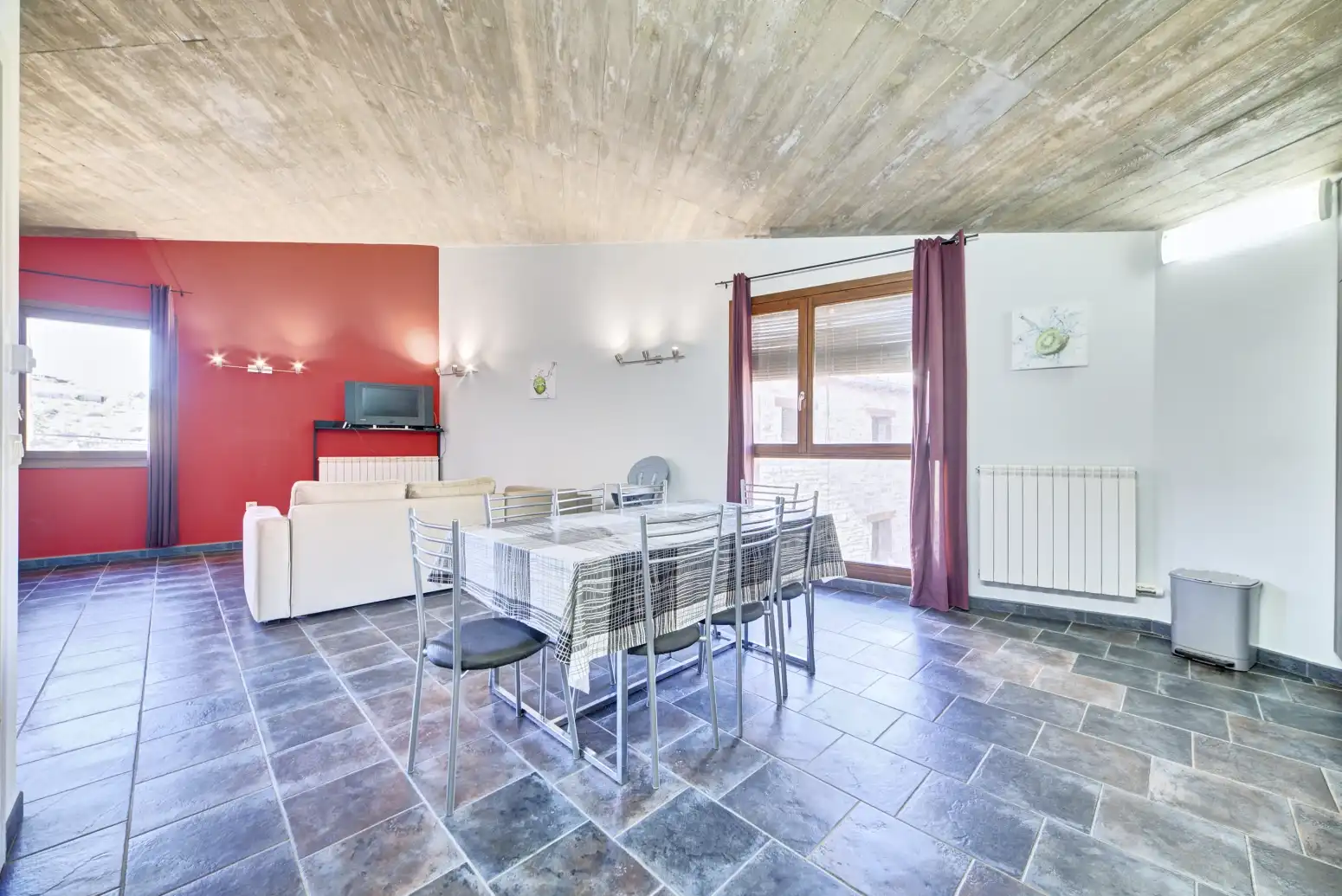 Esszimmer von Dachboden zum Verkauf in Undués de Lerda mit Heizung, Parkett und Terrasse