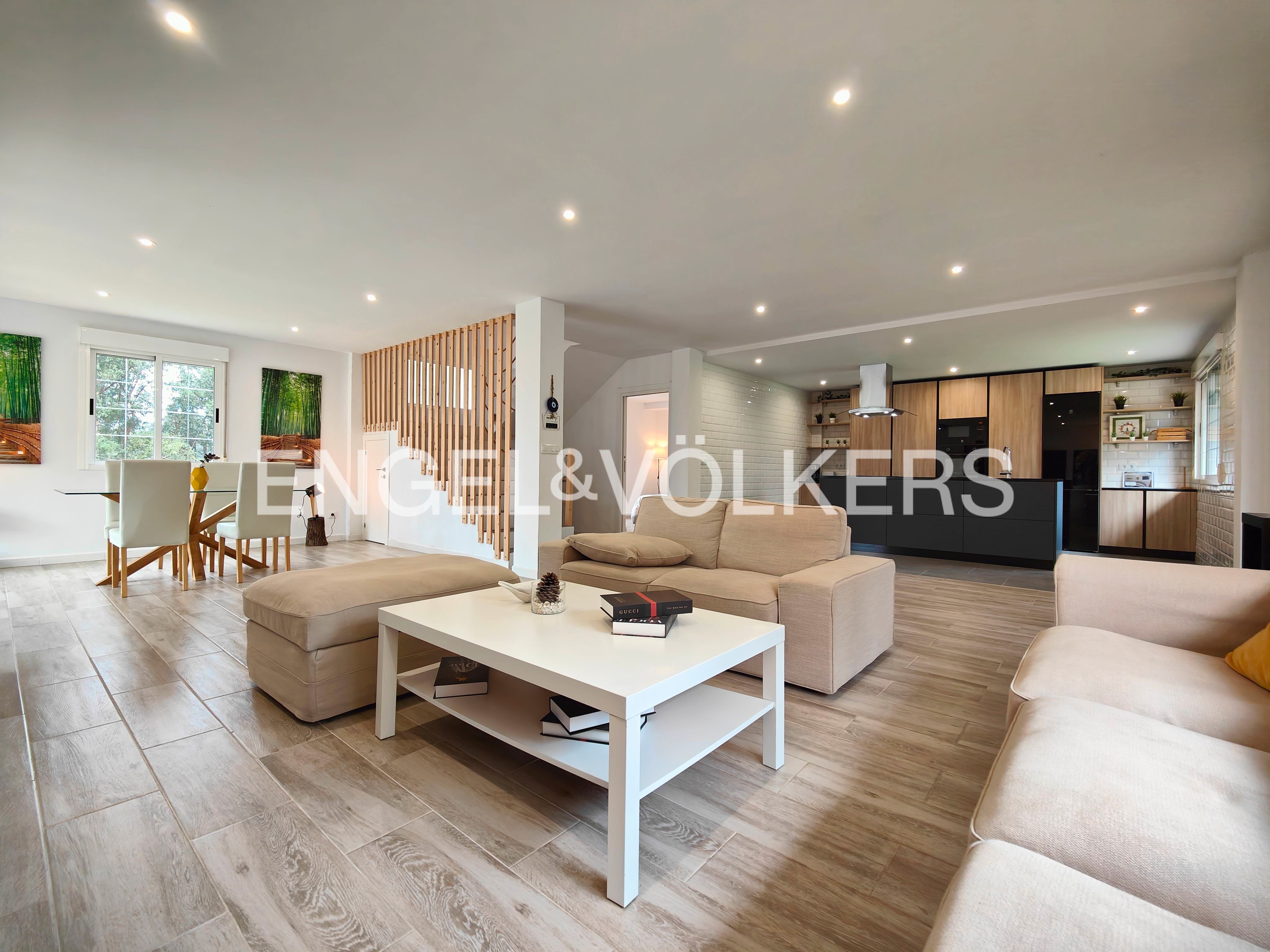 Sala d'estar de Casa o xalet en venda en Meaño amb Calefacció, Jardí privat i Parquet