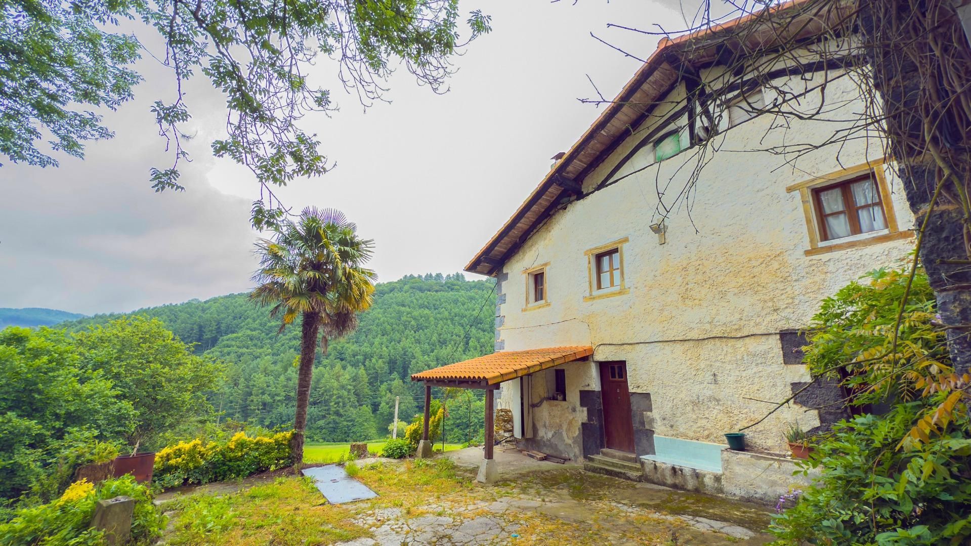 Vista exterior de Finca rústica en venda en Bidania-Goiatz amb Jardí privat