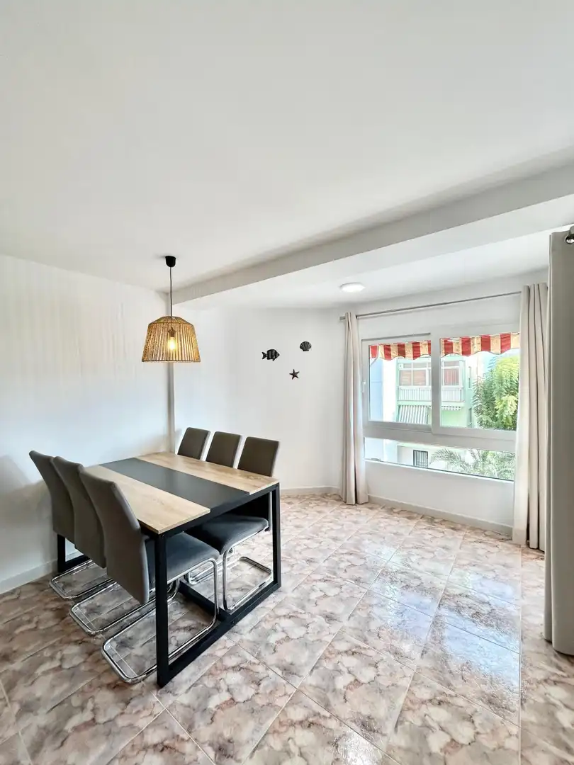 Menjador de Apartament de lloguer en La Pobla de Farnals amb Aire condicionat, Terrassa i Moblat