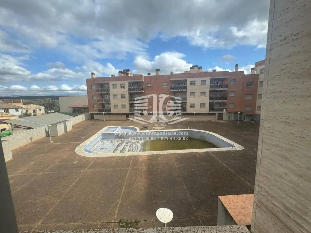 Vista exterior de Pis en venda en Móra d'Ebre amb Balcó i Piscina comunitària