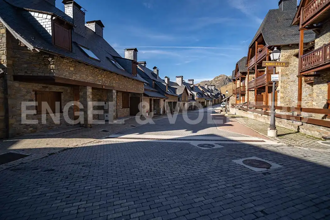 Vista exterior de Casa adosada en venda en Naut Aran amb Calefacció, Moblat i Forn