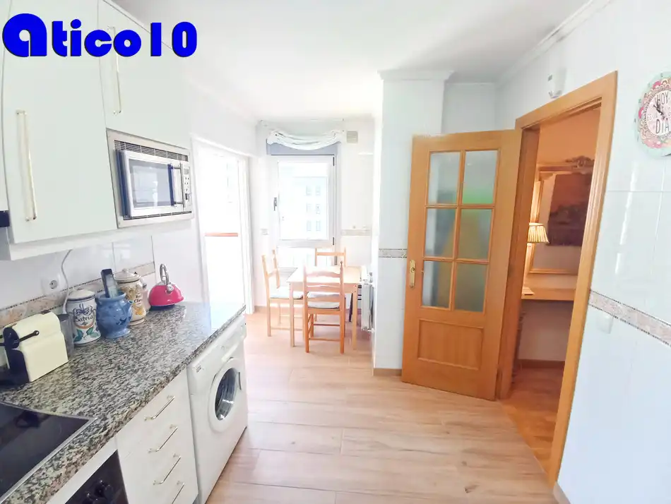 Cuina de Àtic en venda en Oviedo  amb Calefacció, Jardí privat i Parquet