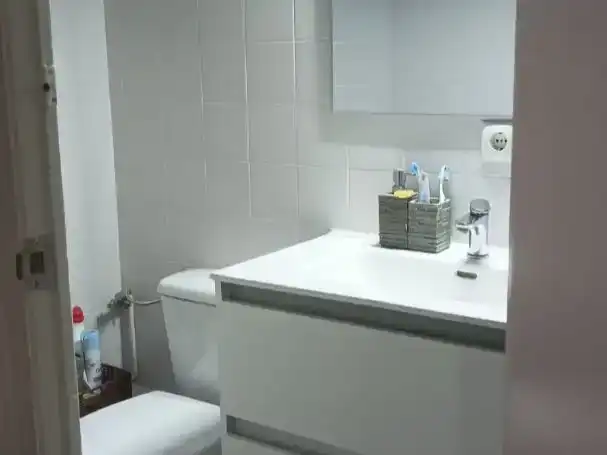 Badezimmer von Wohnung zur Miete in Barcelona mit Privatgarten, Parkett und Möbliert
