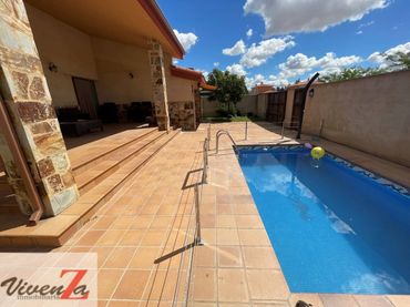 Chalet con piscina en venta en Morales del Vino