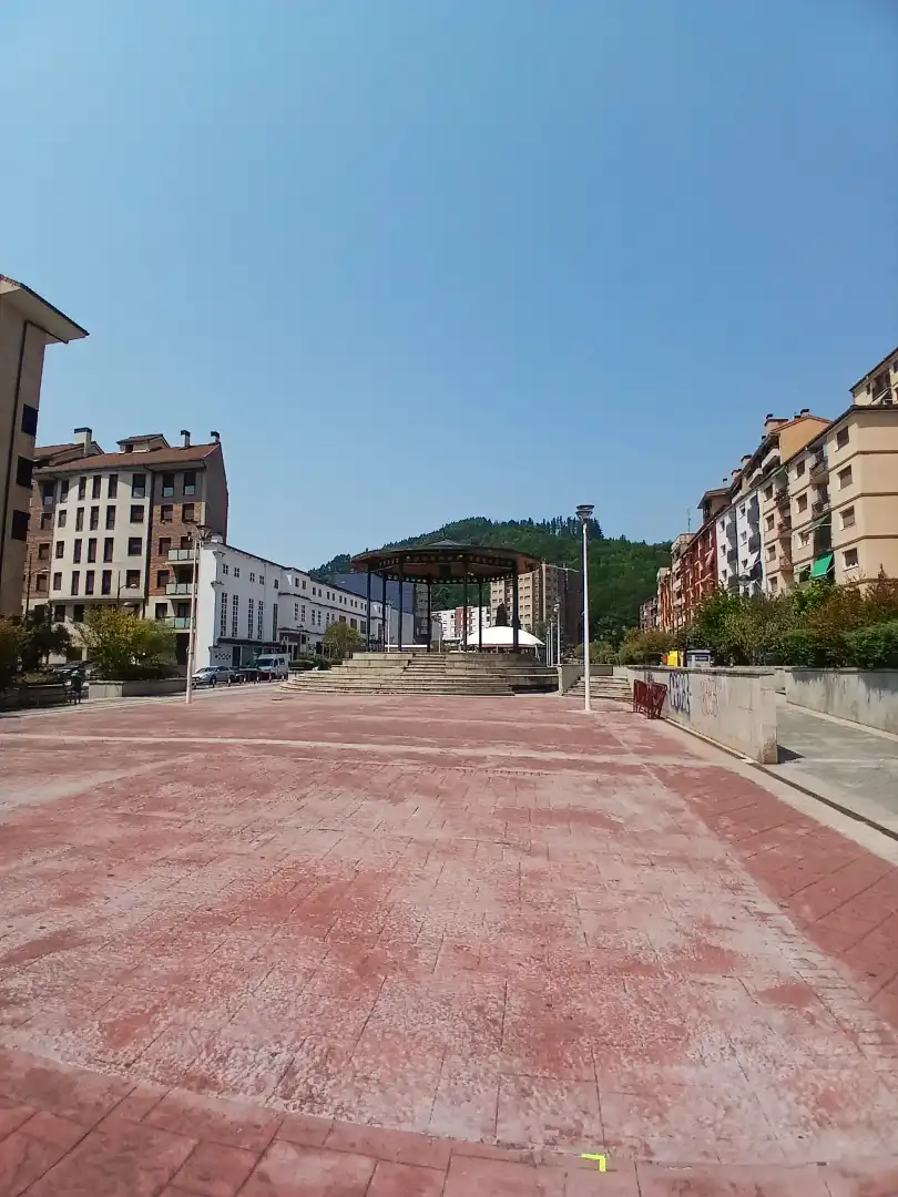 Vista exterior de Pis en venda en Ermua amb Calefacció, Parquet i Forn