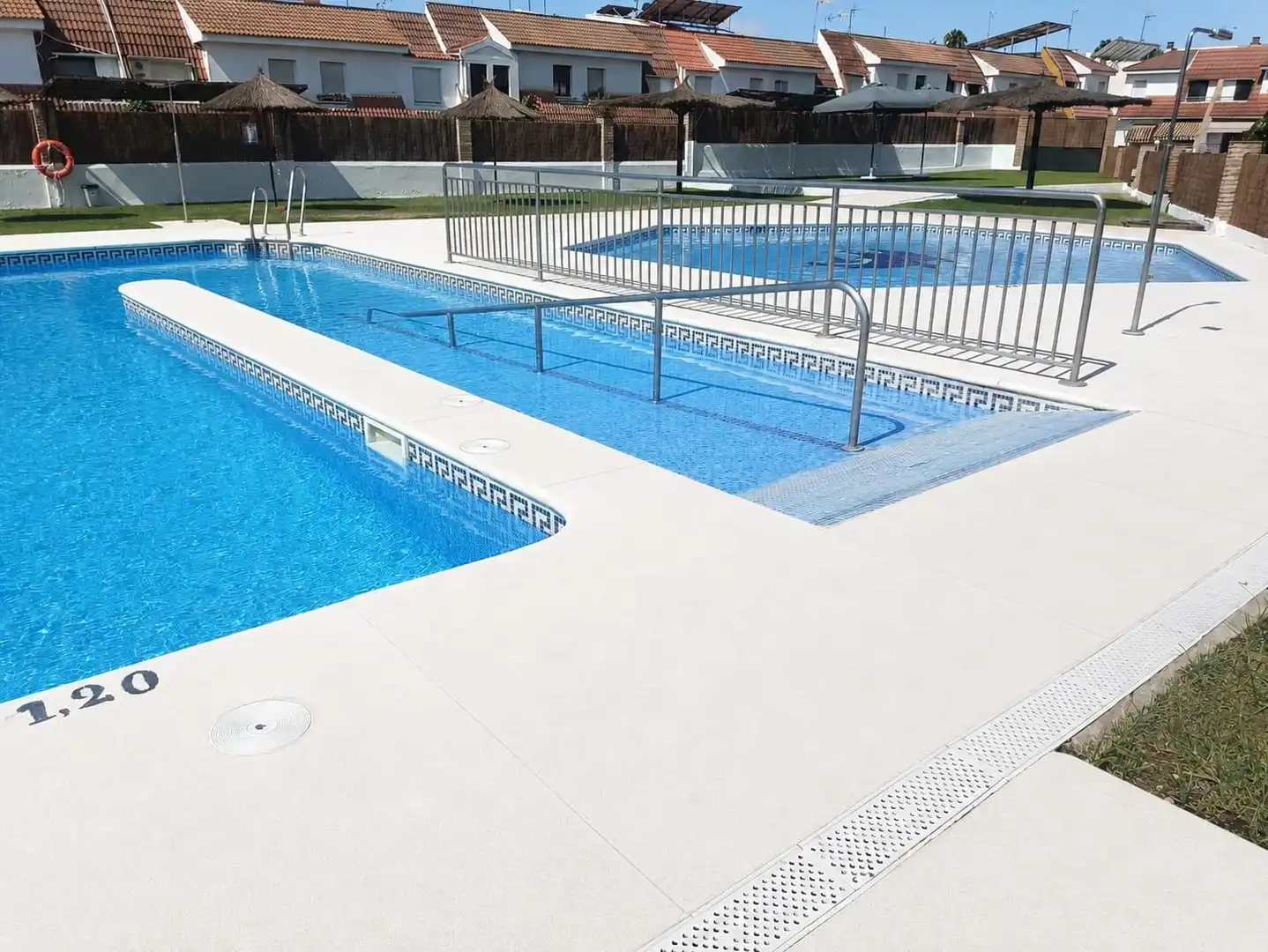 Piscina de Casa adosada en venda en Tomares amb Terrassa i Traster