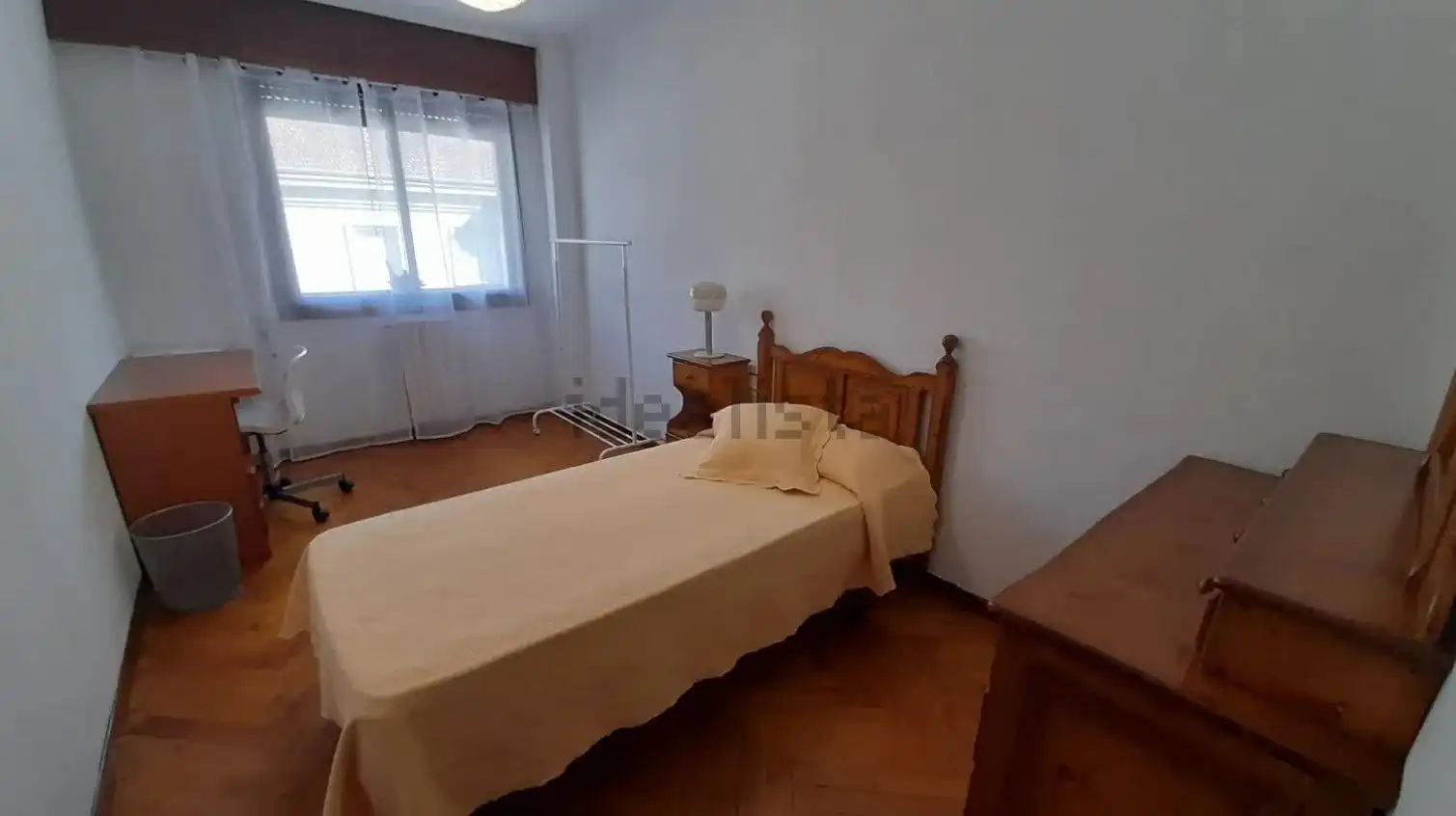 Dormitori de Pis de lloguer en Ourense Capital  amb Calefacció, Parquet i Balcó