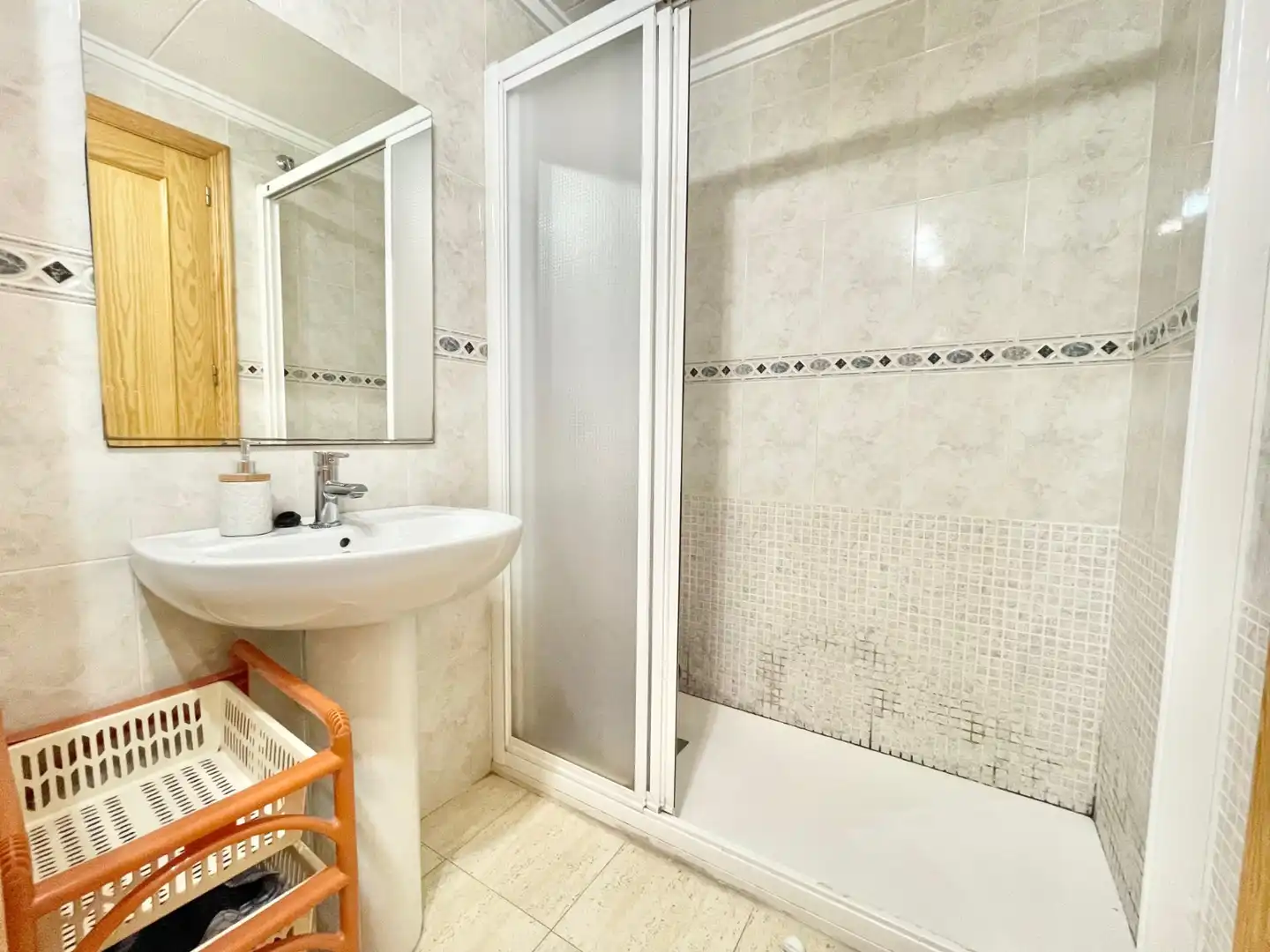 Bany de Apartament de lloguer en Torrevieja amb Calefacció, Terrassa i Piscina