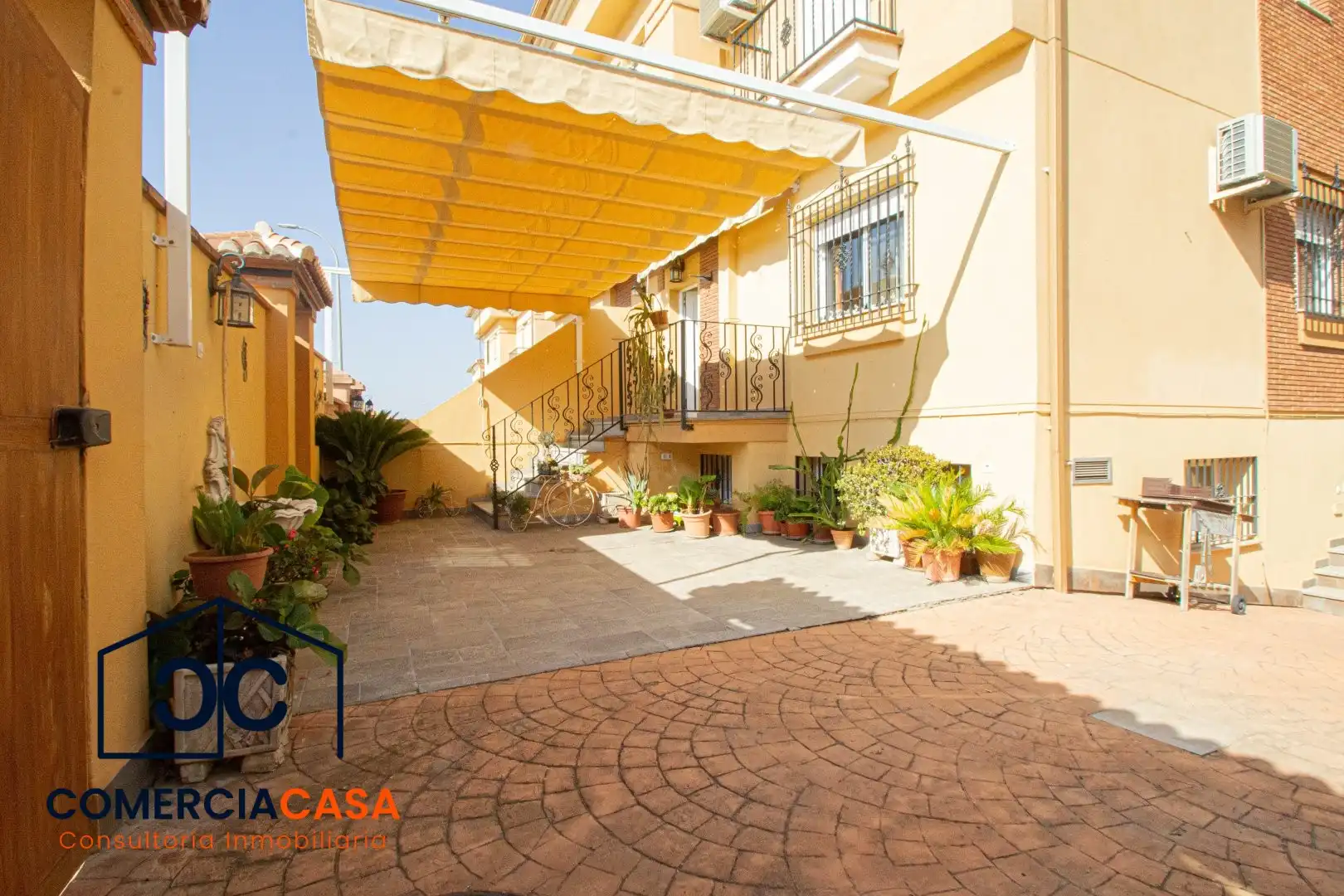 Vista exterior de Casa adosada en venta en Jun con Aire acondicionado, Calefacción y Terraza