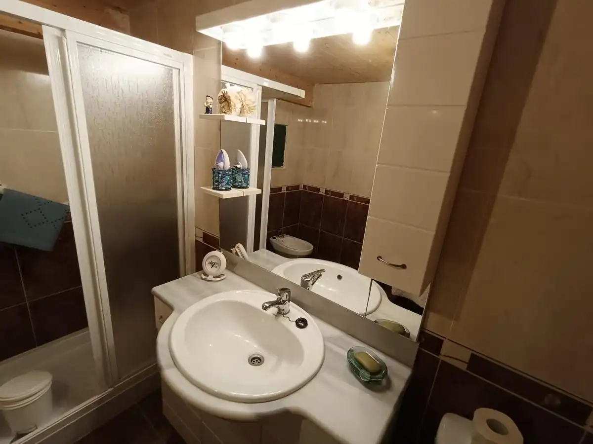 Badezimmer von Einfamilien-Reihenhaus zum Verkauf in Peñamellera Alta mit Heizung, Privatgarten und Terrasse
