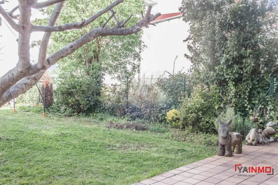 Garten von Einfamilien-Reihenhaus zum Verkauf in Vitoria - Gasteiz mit Heizung und Privatgarten