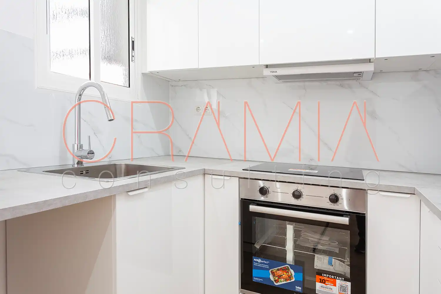 Cocina de Piso en venta en L'Hospitalet de Llobregat con Terraza, Horno y Balcón