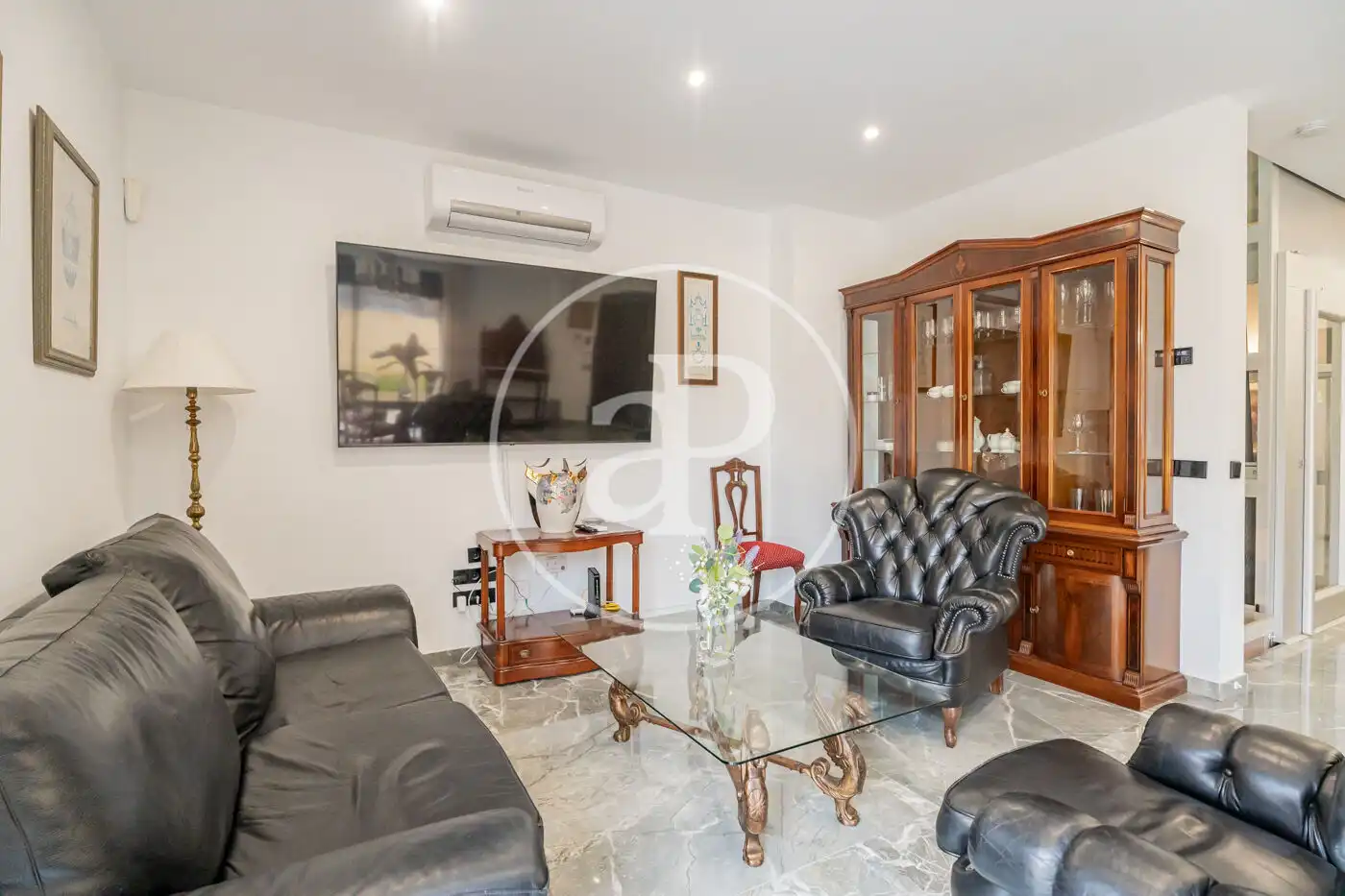 Sala de estar de Casa adosada en venta en Pozuelo de Alarcón con Aire acondicionado, Calefacción y Jardín privado