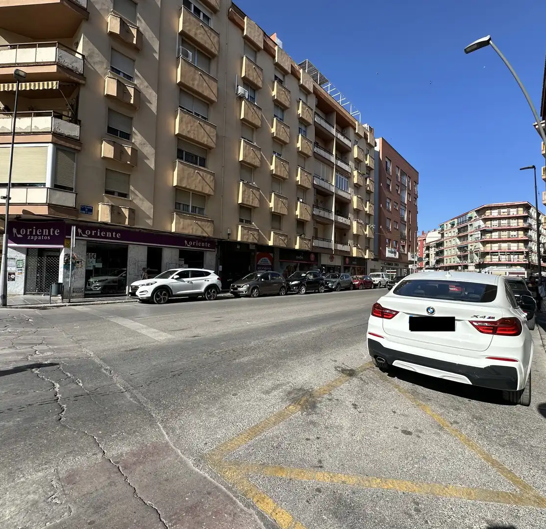 Locale commerciale in affitto a Avenida Ramón y Cajal