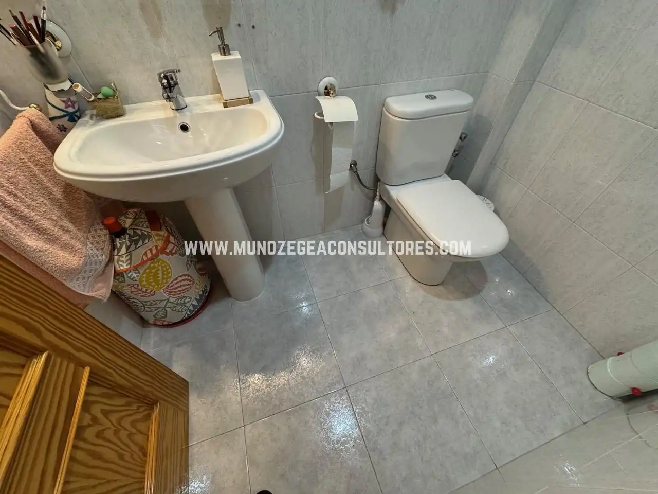 Badezimmer von Wohnung zum Verkauf in Lucena mit Klimaanlage und Abstellraum
