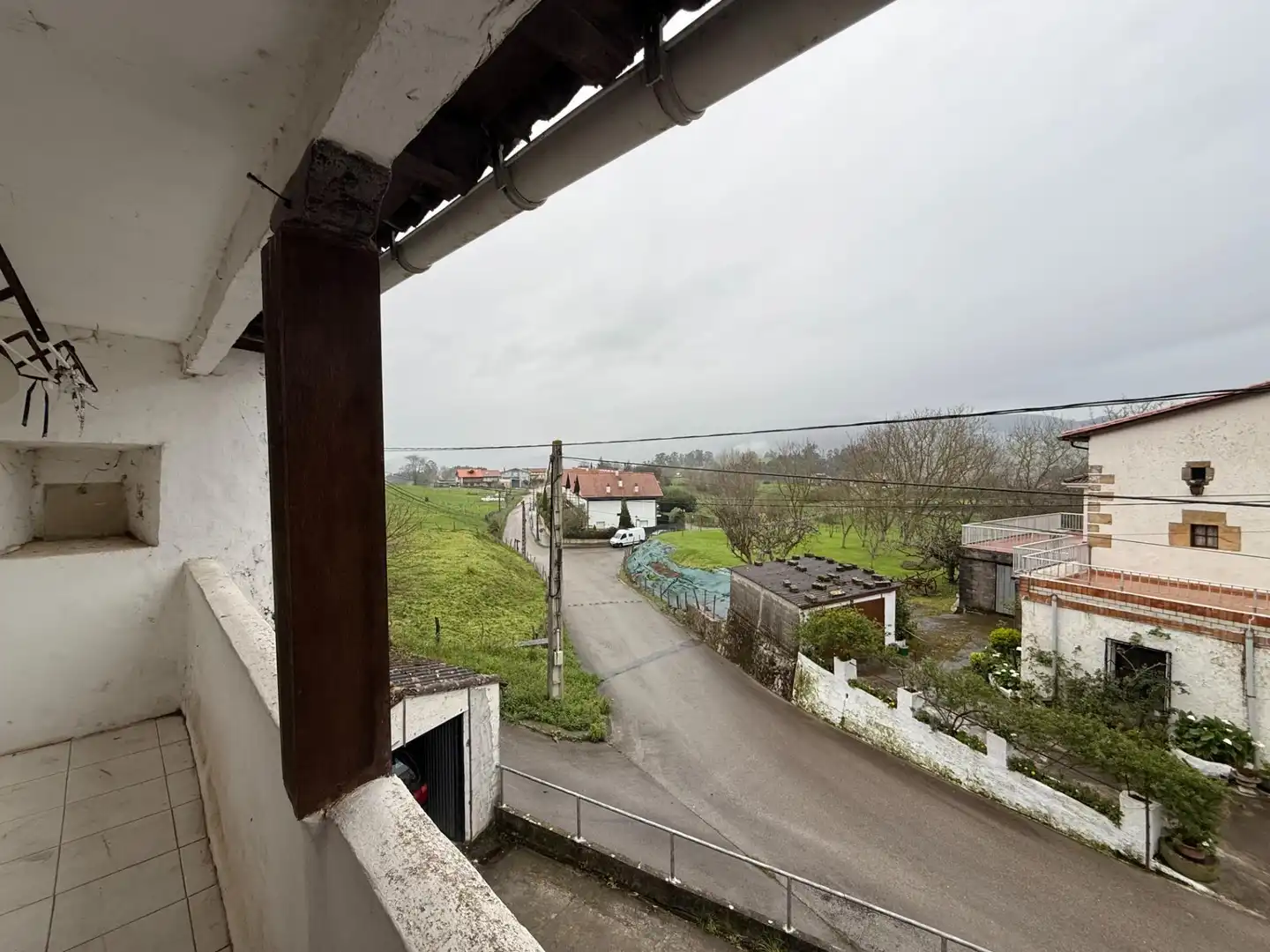 Außenansicht von Einfamilien-Reihenhaus zum Verkauf in Rasines mit Privatgarten, Terrasse und Abstellraum