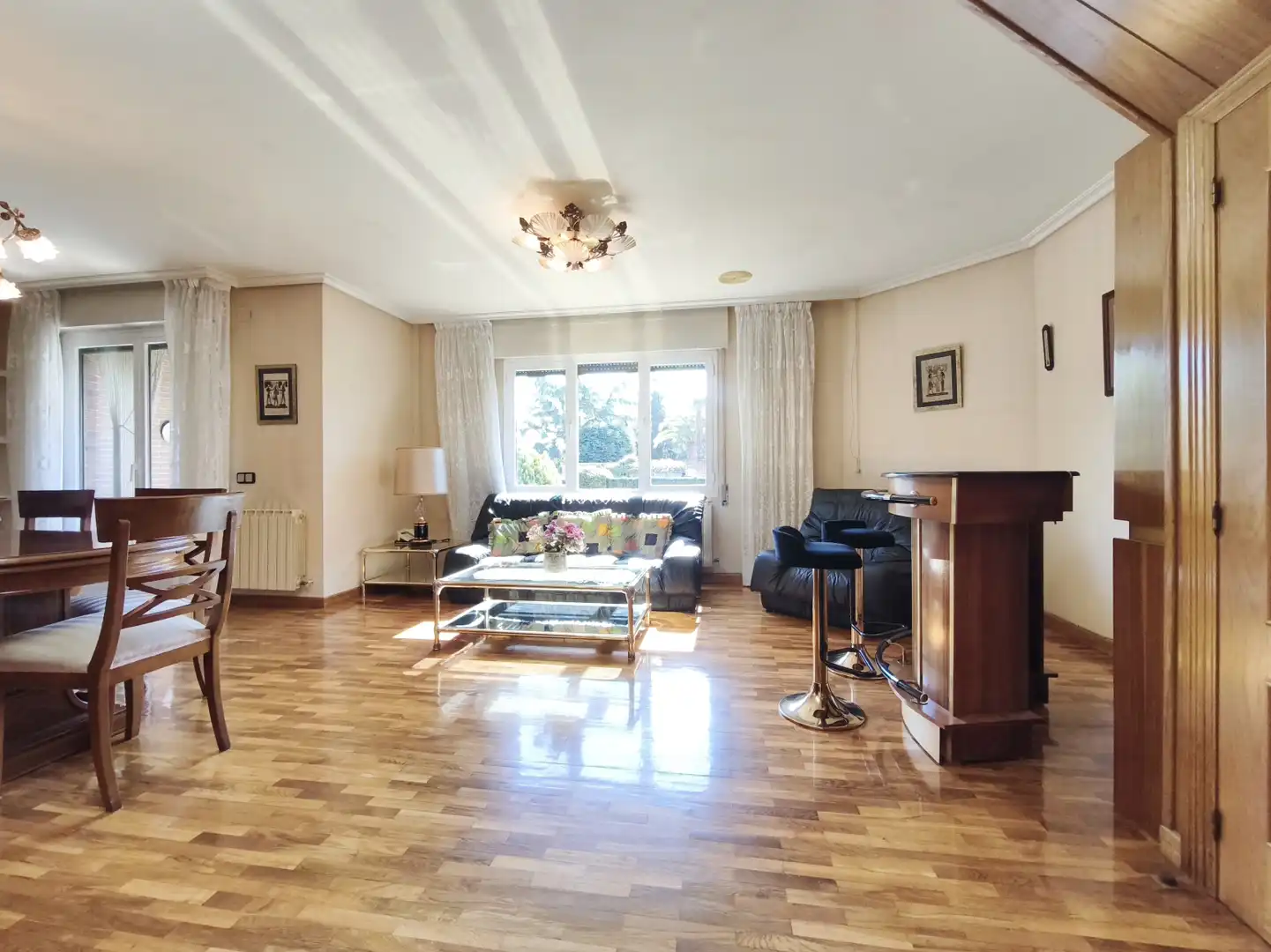 Sala d'estar de Casa adosada en venda en  Logroño amb Calefacció, Jardí privat i Parquet