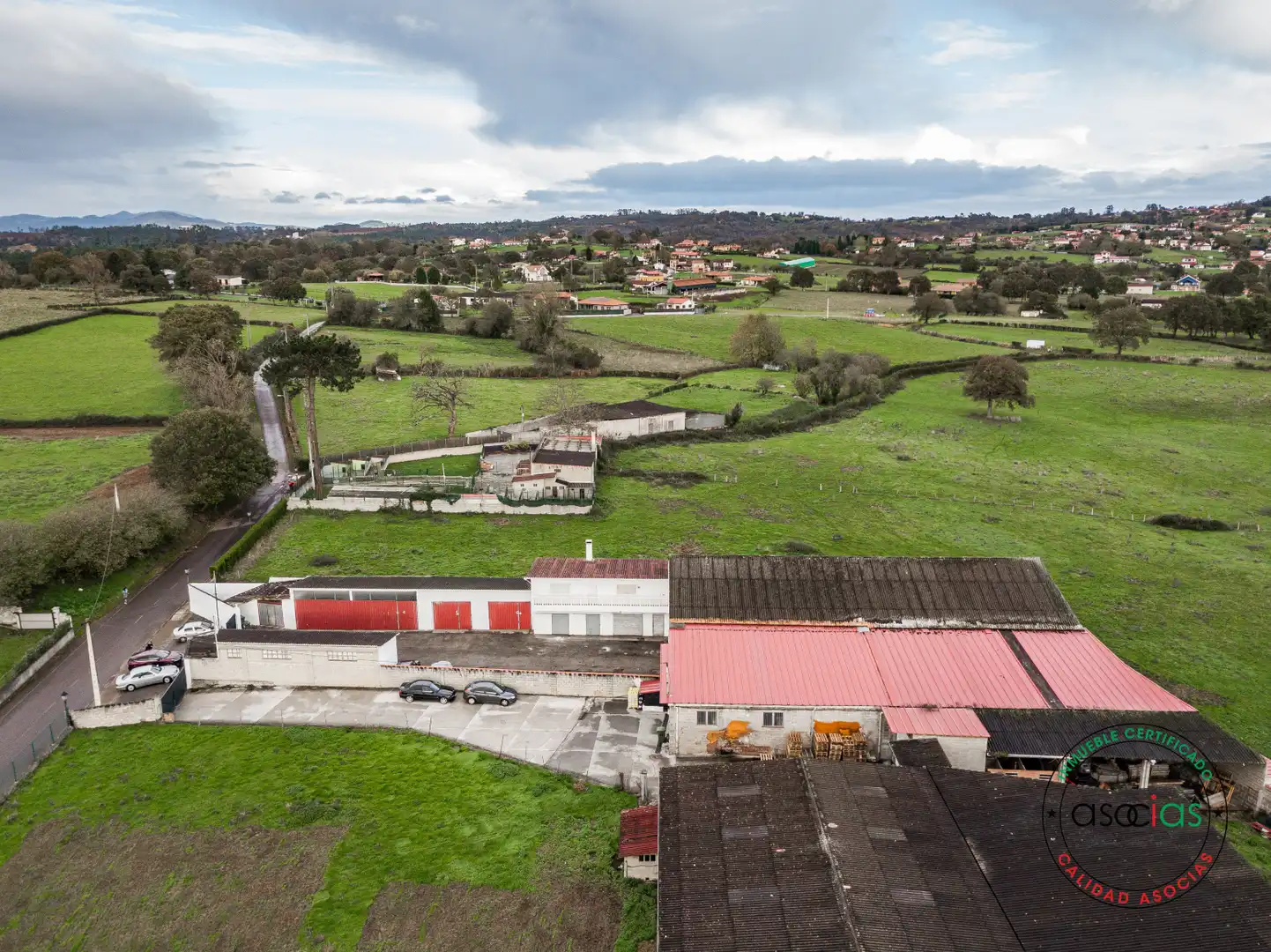 Außenansicht von Fabrikhallen zum Verkauf in Noreña
