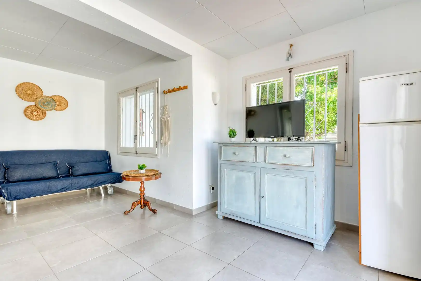 Sala d'estar de Casa o xalet en venda en Roses amb Jardí privat, Terrassa i Forn