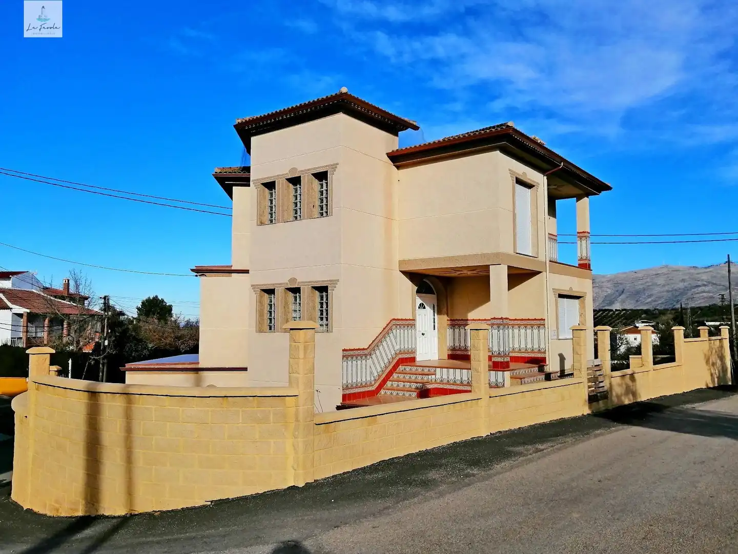 Vista exterior de Casa o xalet en venda en Loja amb Jardí privat, Terrassa i Traster