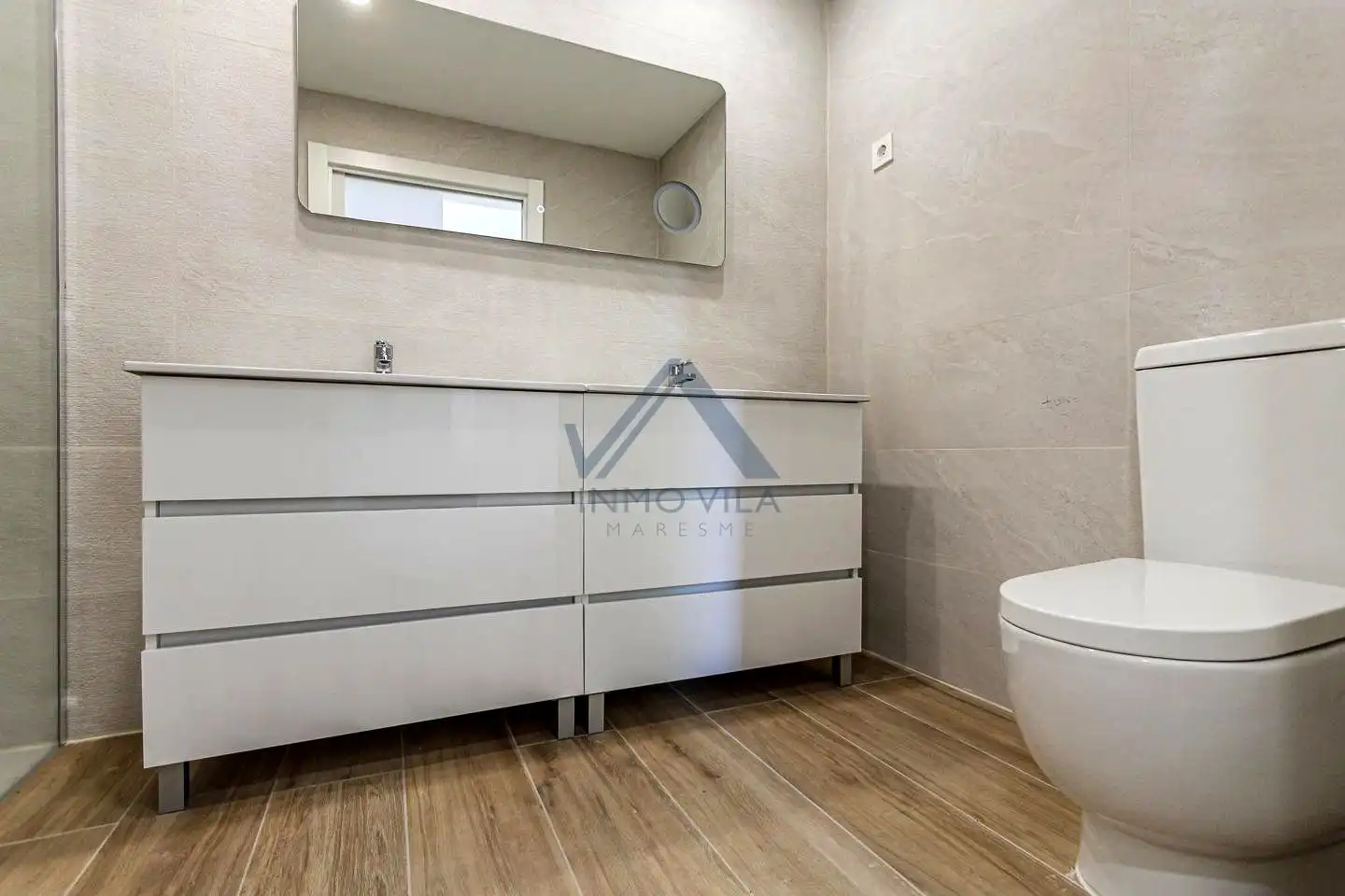 Badezimmer von Erdgeschoss zum Verkauf in Girona mit Klimaanlage und Terrasse