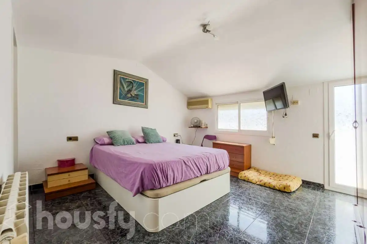 Bedroom of Houses for sale in Badalona  with Air Conditioner, Heating and Terrace