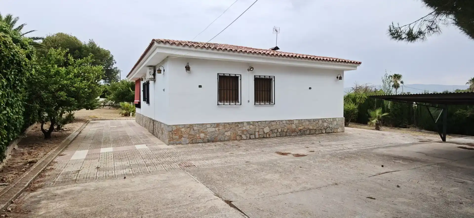 Vista exterior de Casa o xalet en venda en Elda amb Aire condicionat