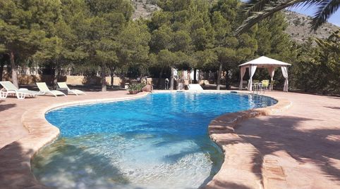 CHALET EN PETRER CON CASA PRINCIPAL Y DE INVITADOS CON PISCINA Y CABALLERIZAS  AMUEBLADO