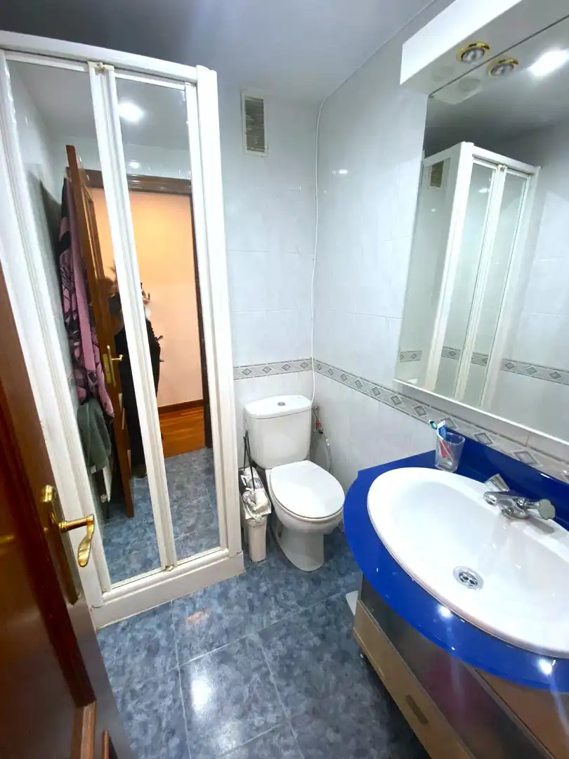 Badezimmer von Dachboden zum Verkauf in Castro-Urdiales mit Heizung, Privatgarten und Parkett