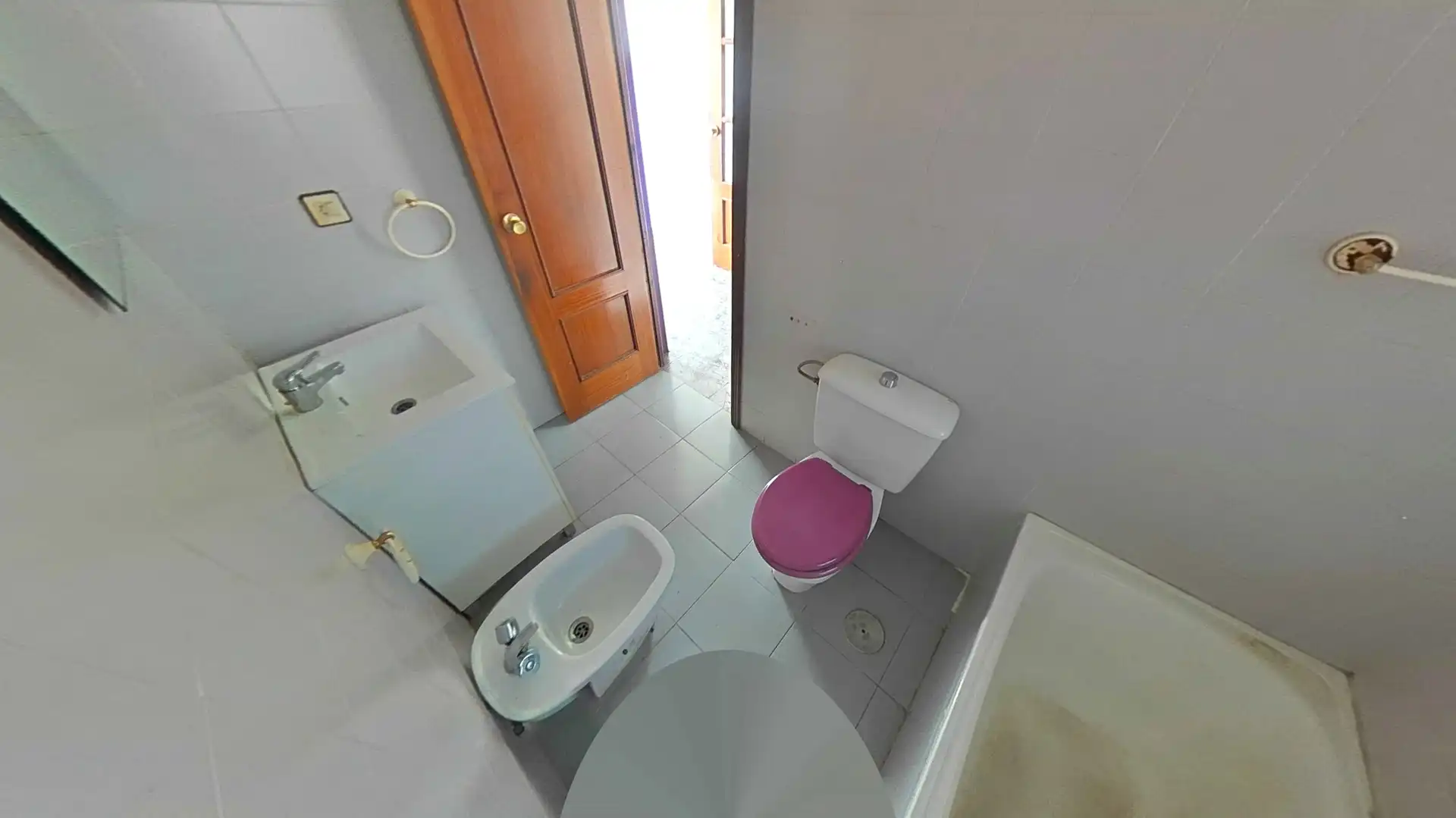 Badezimmer von Wohnung zum Verkauf in Almería mit Klimaanlage und Ofen
