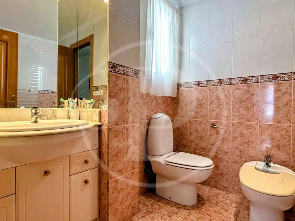 Badezimmer von Wohnungen zum Verkauf in Valencia mit Klimaanlage und Balkon