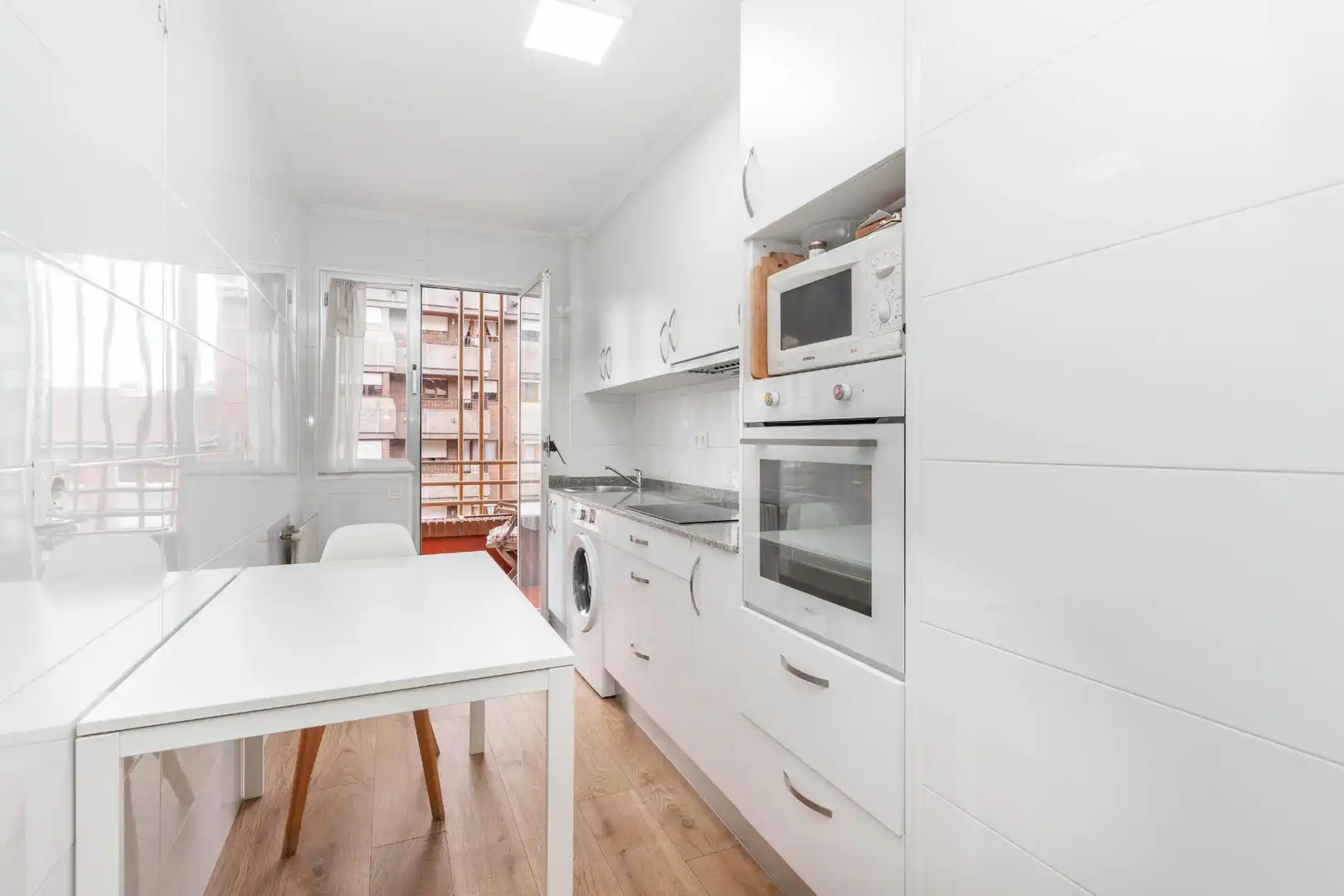 Cuina de Apartament en venda en Oviedo  amb Calefacció, Terrassa i Balcó