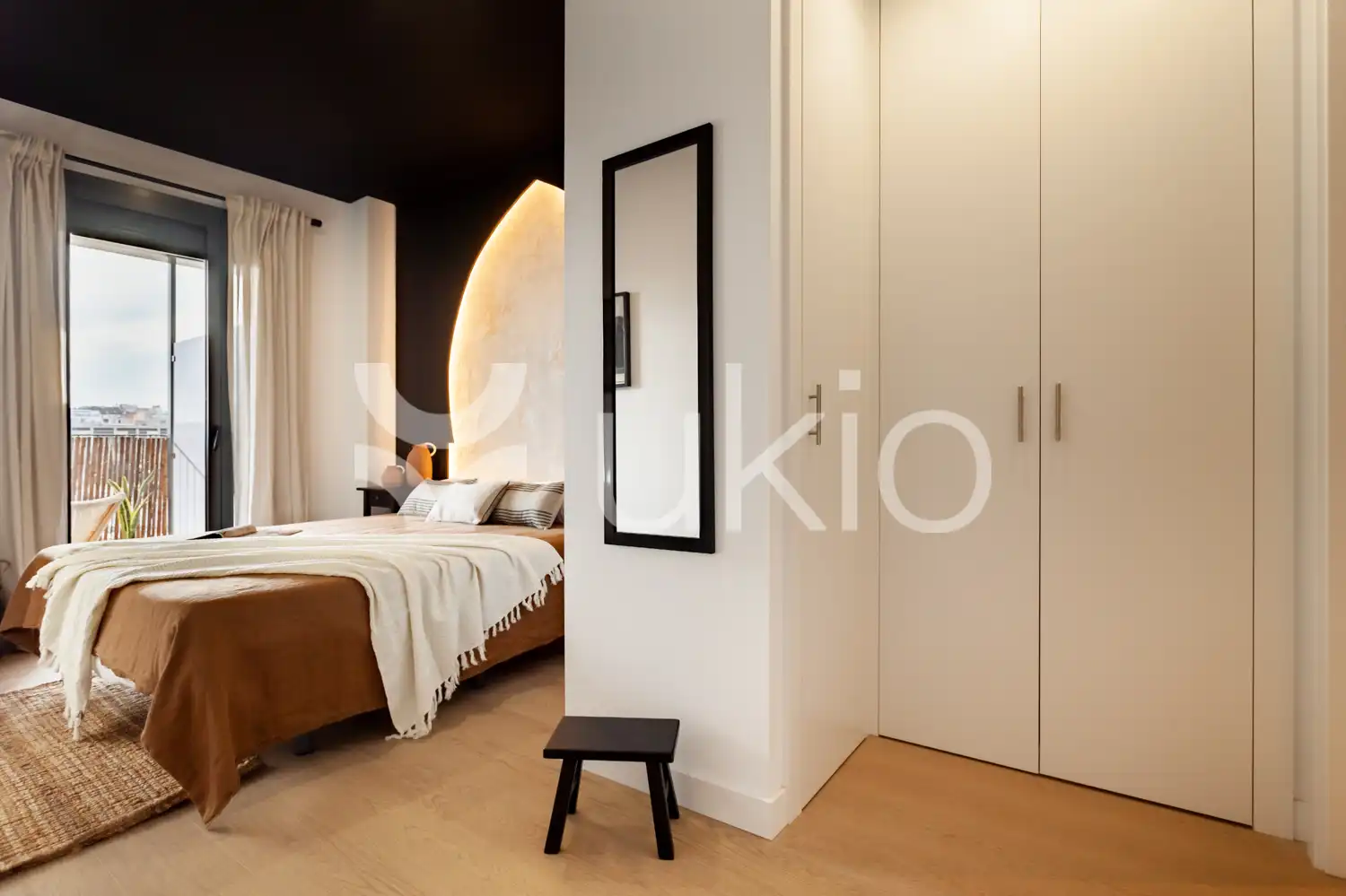 Dormitori de Apartament de lloguer en Barcelona amb Aire condicionat, Terrassa i Moblat