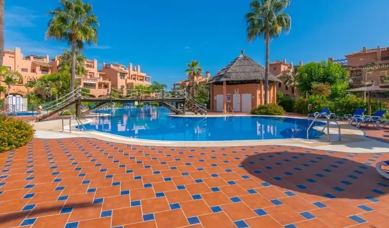 Vista exterior de Apartament en venda en Estepona amb Aire condicionat, Calefacció i Jardí privat