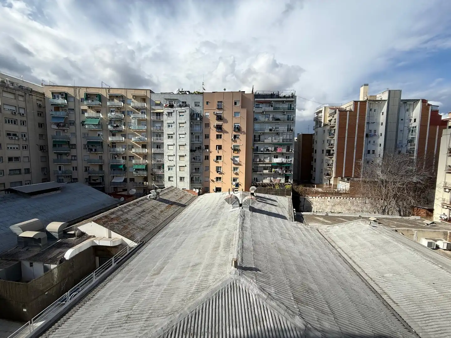 Vista exterior de Piso en venta en Barcelona con Amueblado y Balcón