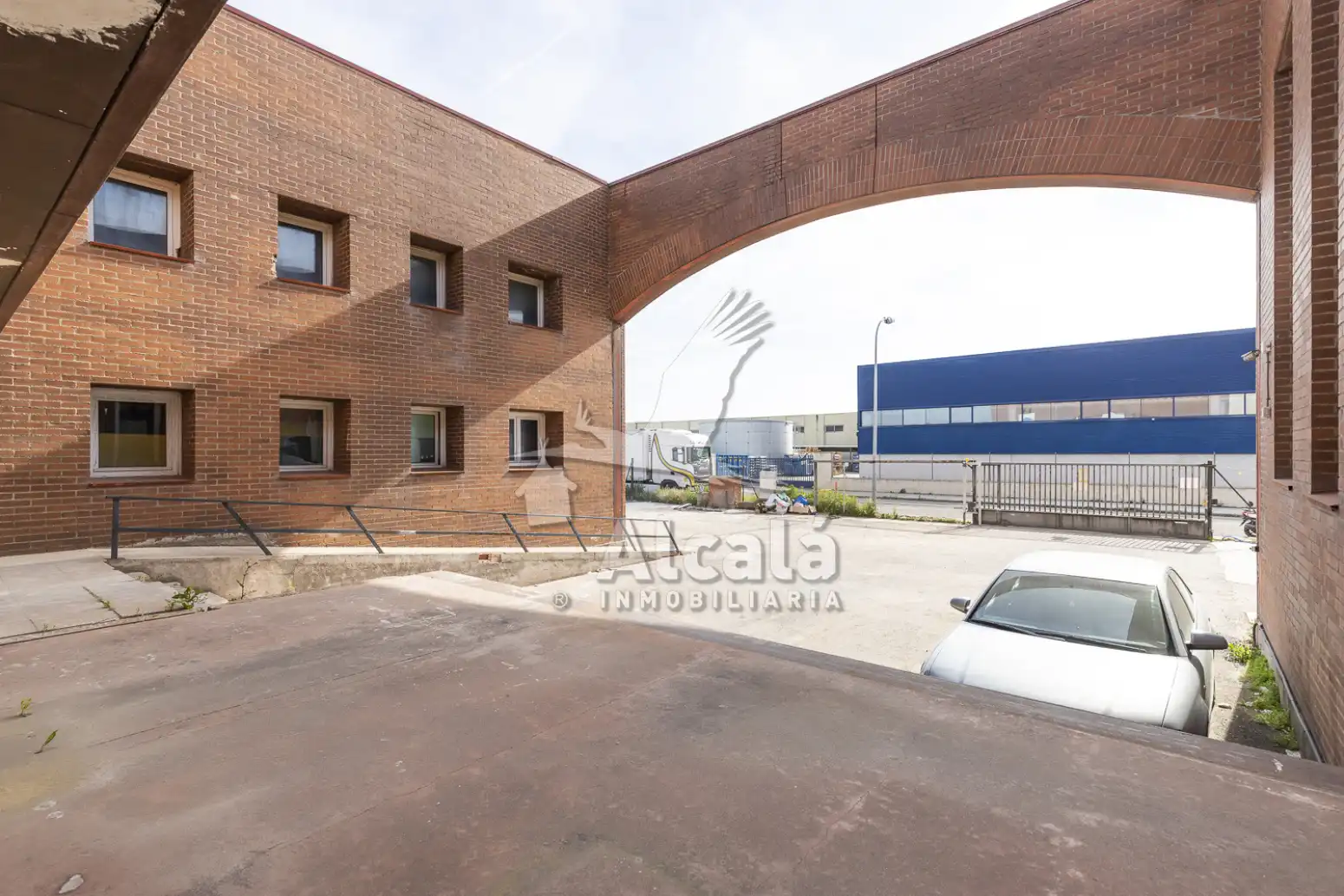 Vista exterior de Nave industrial en venta en Alcalá de Henares