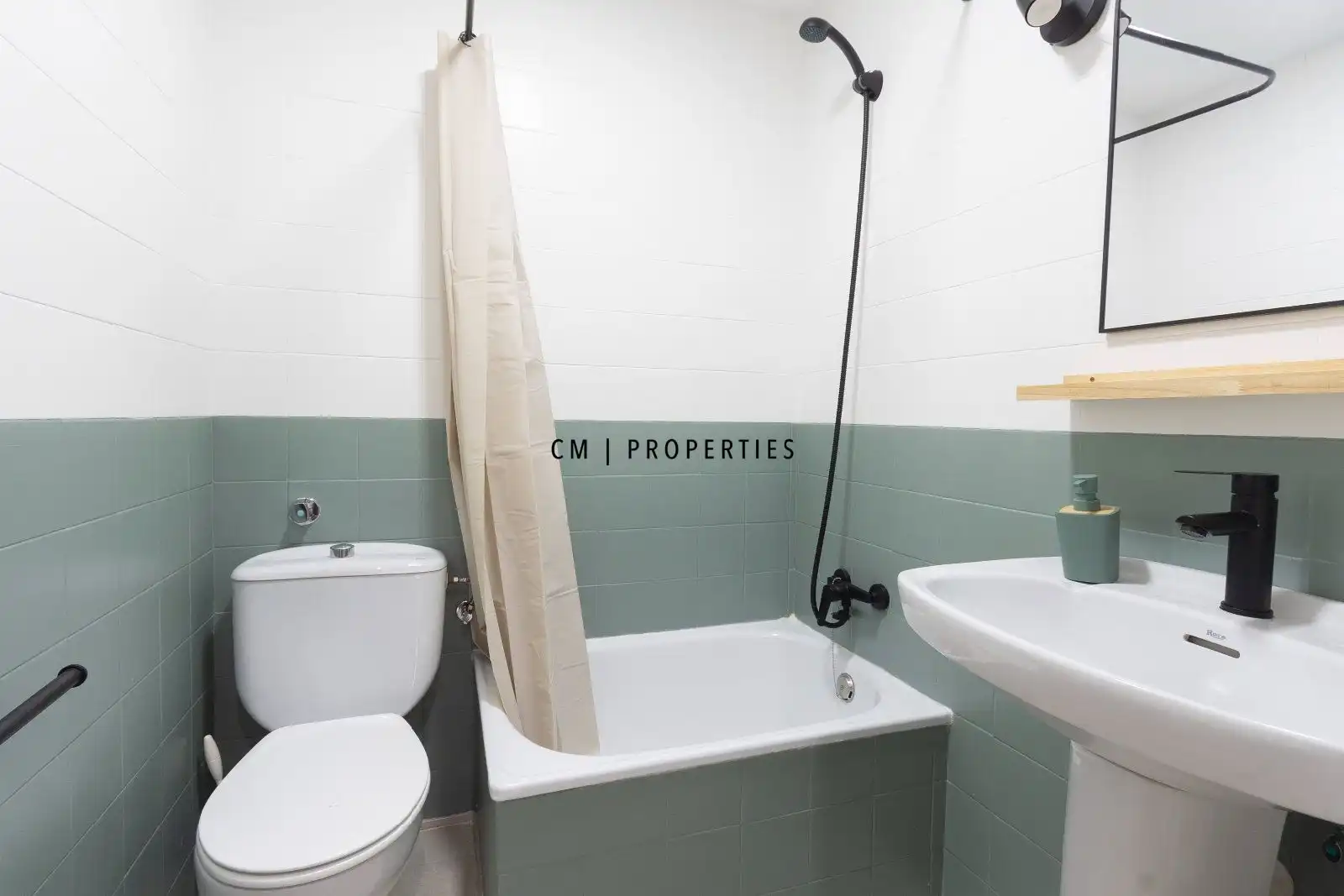 Badezimmer von Wohnung zur Miete in Quatre Carreres