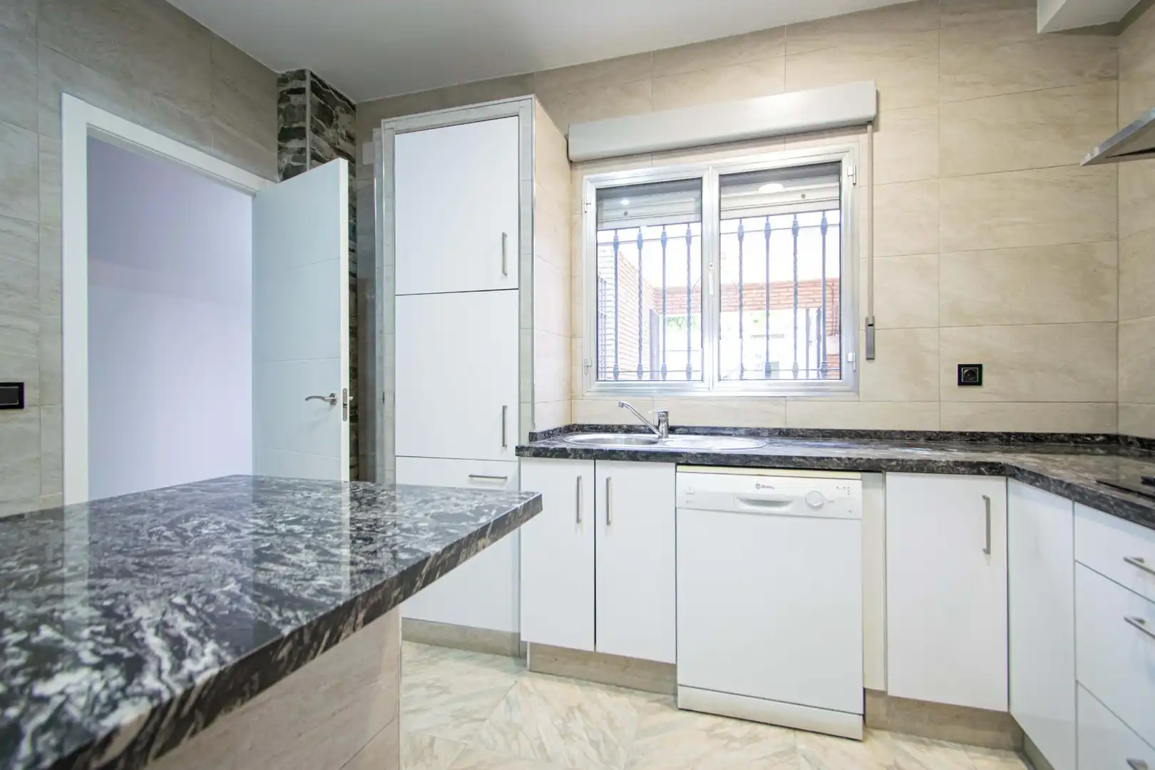 Cuina de Casa o xalet en venda en Sevilla amb Aire condicionat, Calefacció i Terrassa