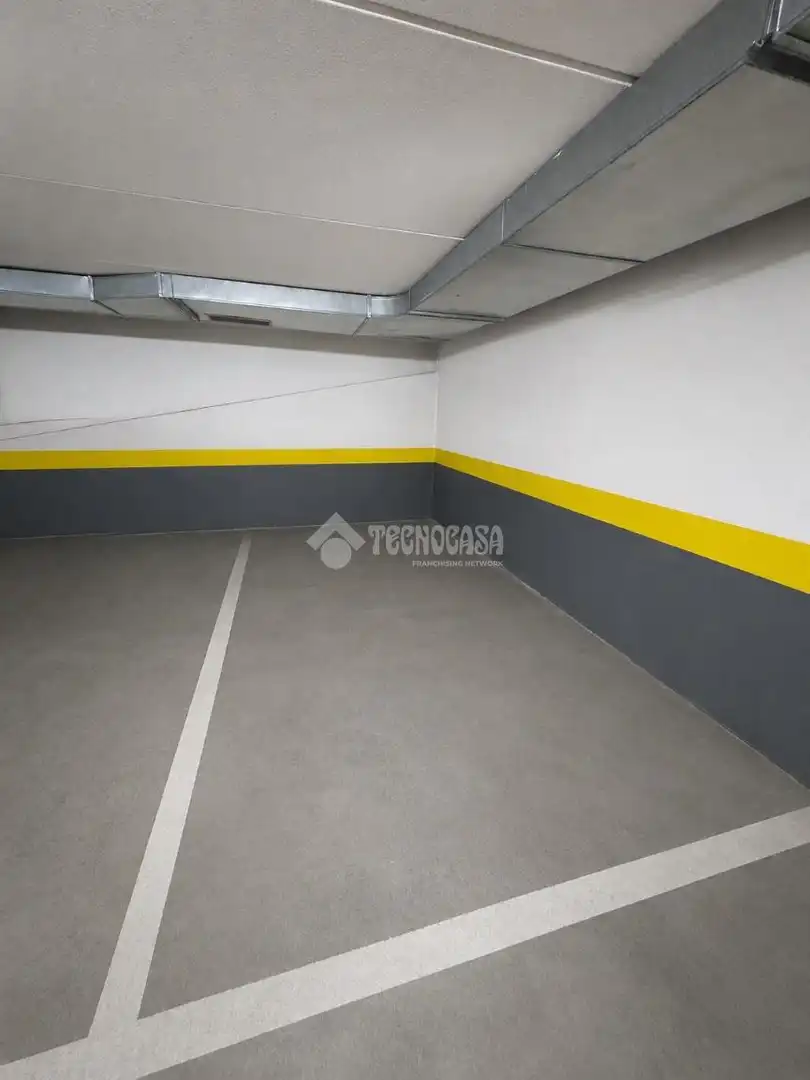 Parking de Piso en venta en Madrid con Calefacción y Terraza