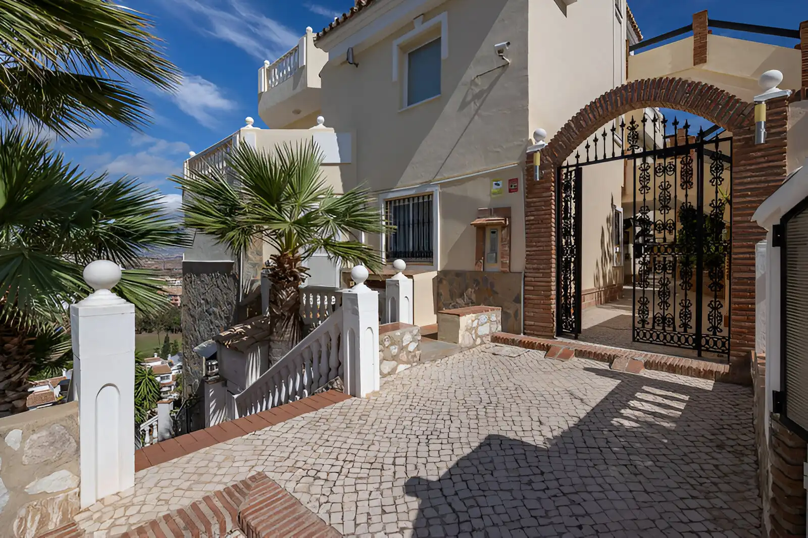 Außenansicht von Erdgeschoss zum Verkauf in Mijas mit Klimaanlage, Terrasse und Schwimmbad