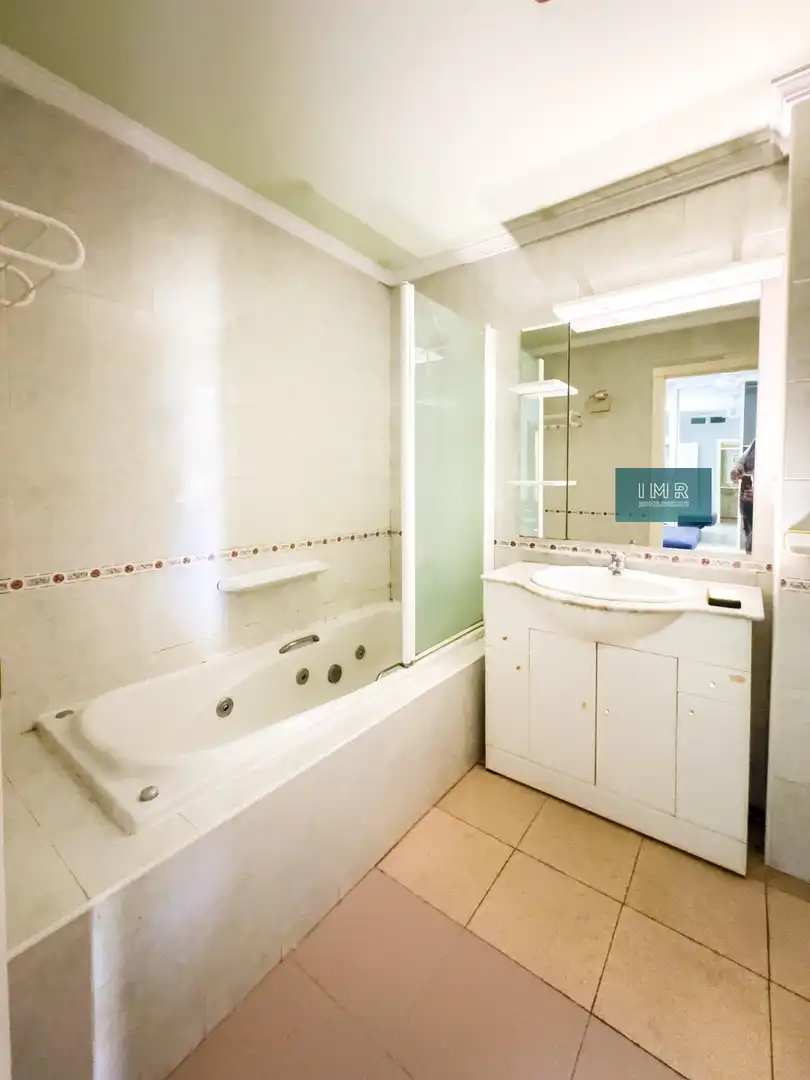 Bathroom of Duplexes for sale in Sevilla  with Air Conditioner, Storage room and Community pool