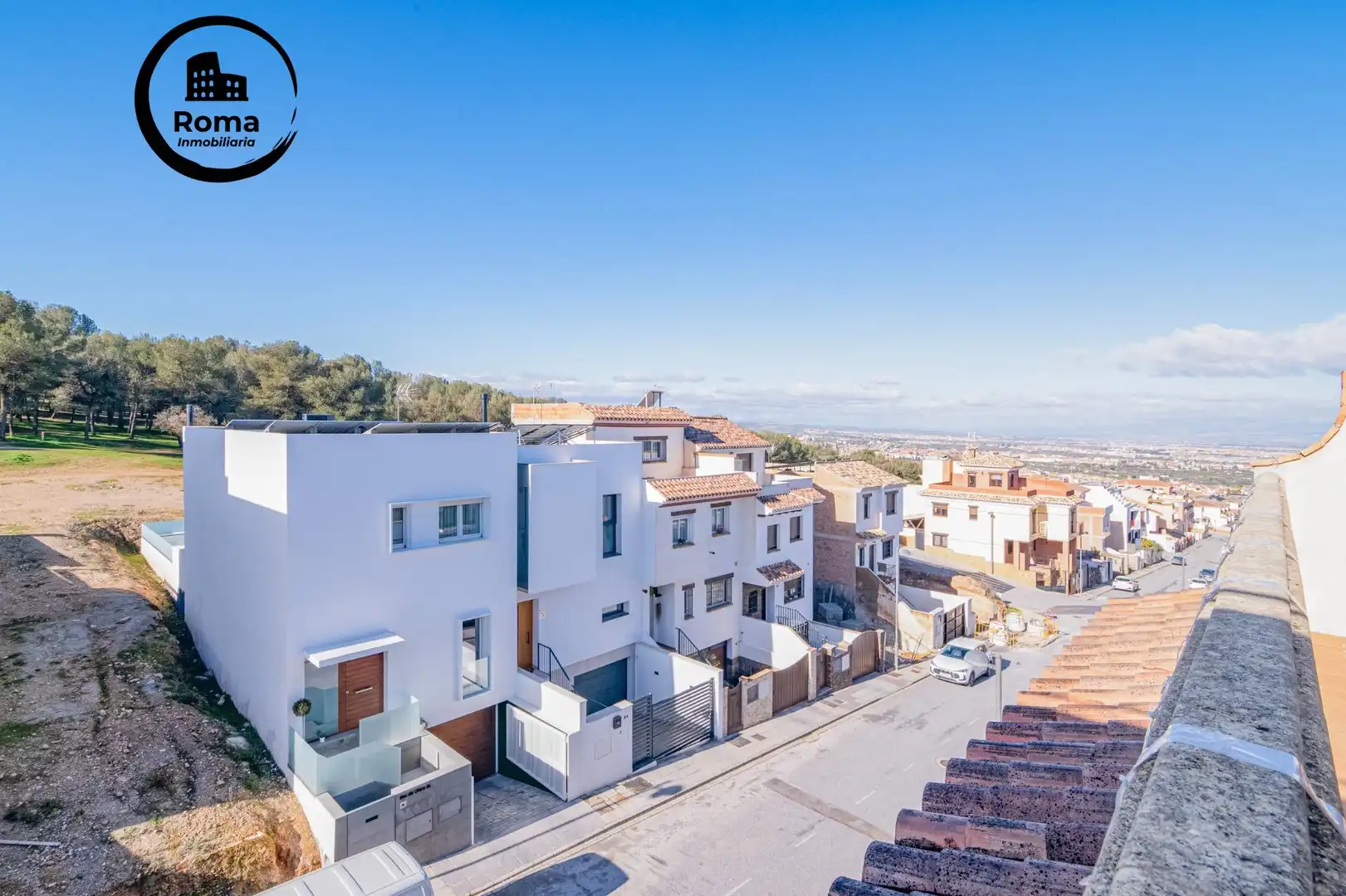 Vista exterior de Casa adosada en venta en La Zubia con Aire acondicionado, Calefacción y Piscina